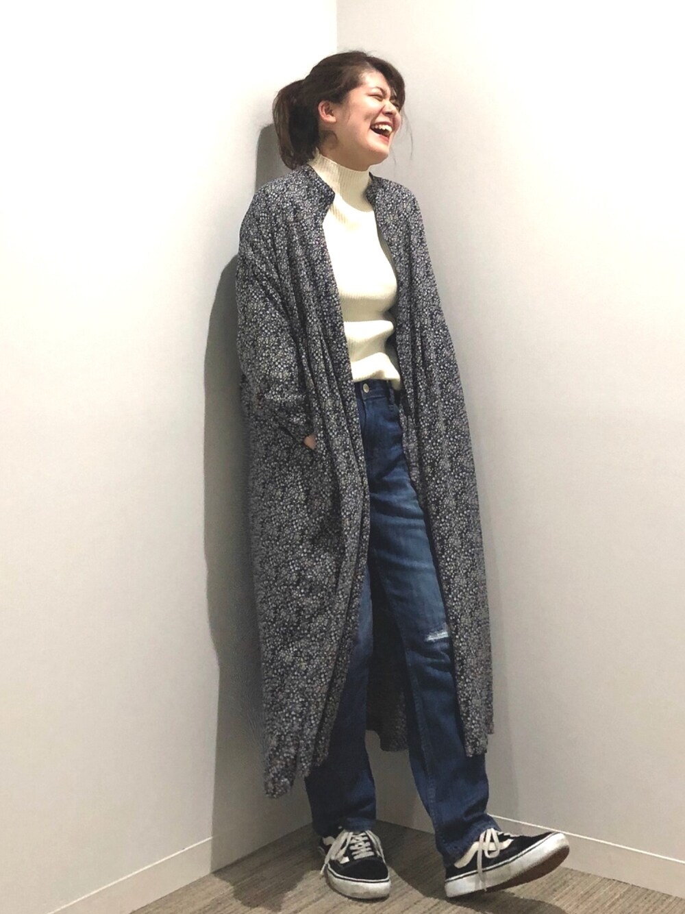 「スニーカー、大人カジュアル、白ニット、ポニーテール、ダメージデニムパンツ、春コーデ、花柄ワンピース、テーパードデニム、オールドスクール、モックネック」｜「AMERICAN HOLICのモックネックリブニットプルオーバー（ニット/セーター、ホワイト系）」を使った、Misato.Sさん（レディース・163cm）の冬コーディネートの1枚目の写真