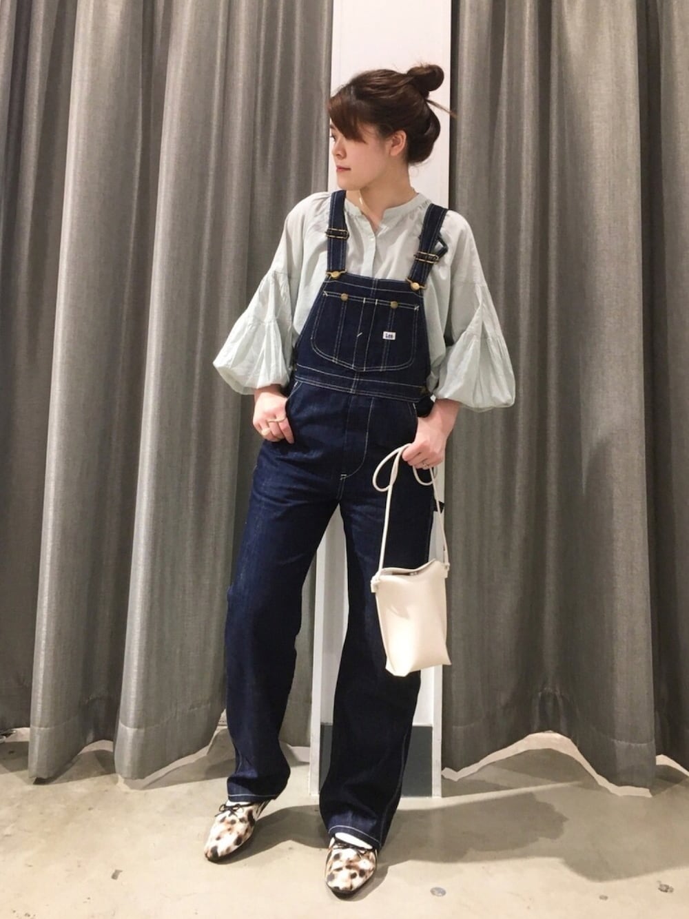 グリーン系のシャツ/ブラウス、その他のバレエシューズ、ホワイト系のショルダーバッグを着用したレディースの春コーディネートの1枚目の写真