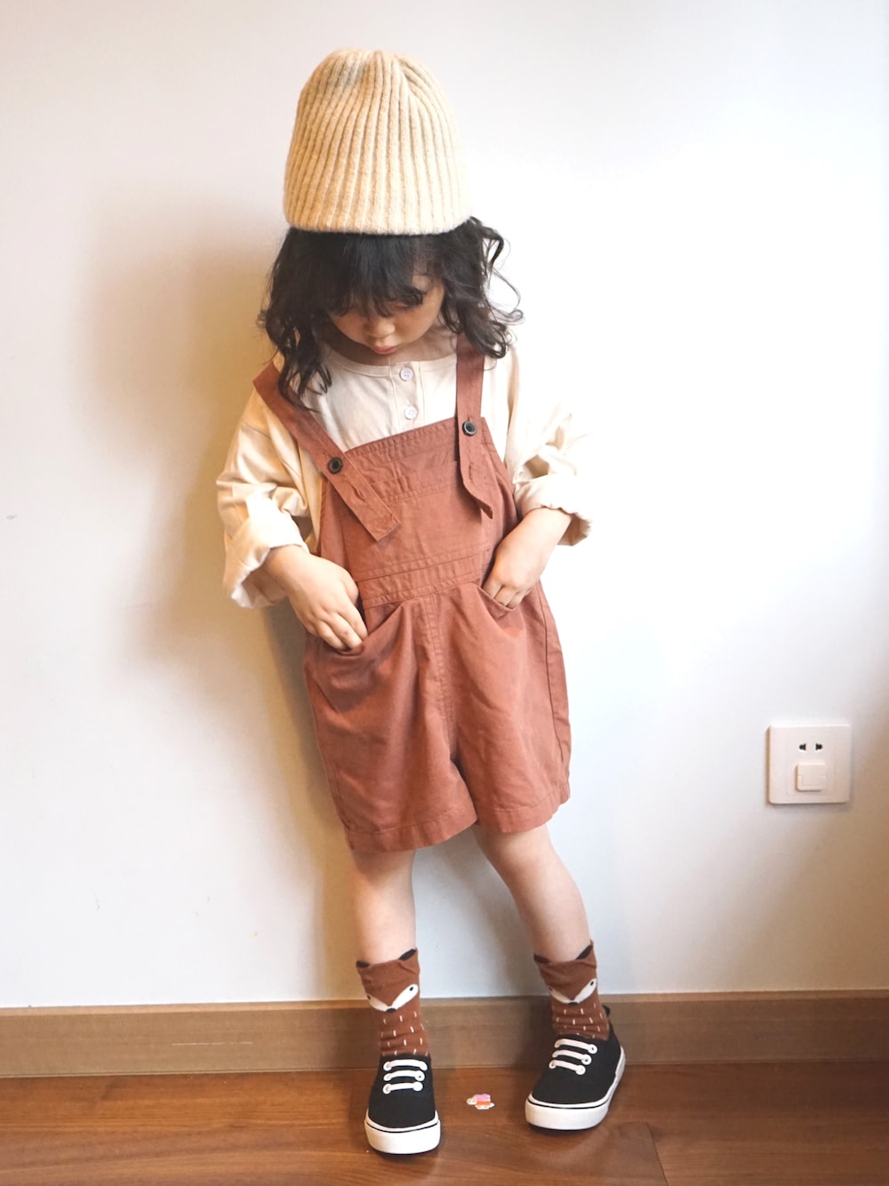 「夏、日系极简、宽松、童装、童装搭配、2019ss」｜「漪家童装のアイテム（サロペット/オーバーオール、ブラウン系）」を使った、yiyiさん（キッズ・100cm）の春コーディネートの1枚目の写真