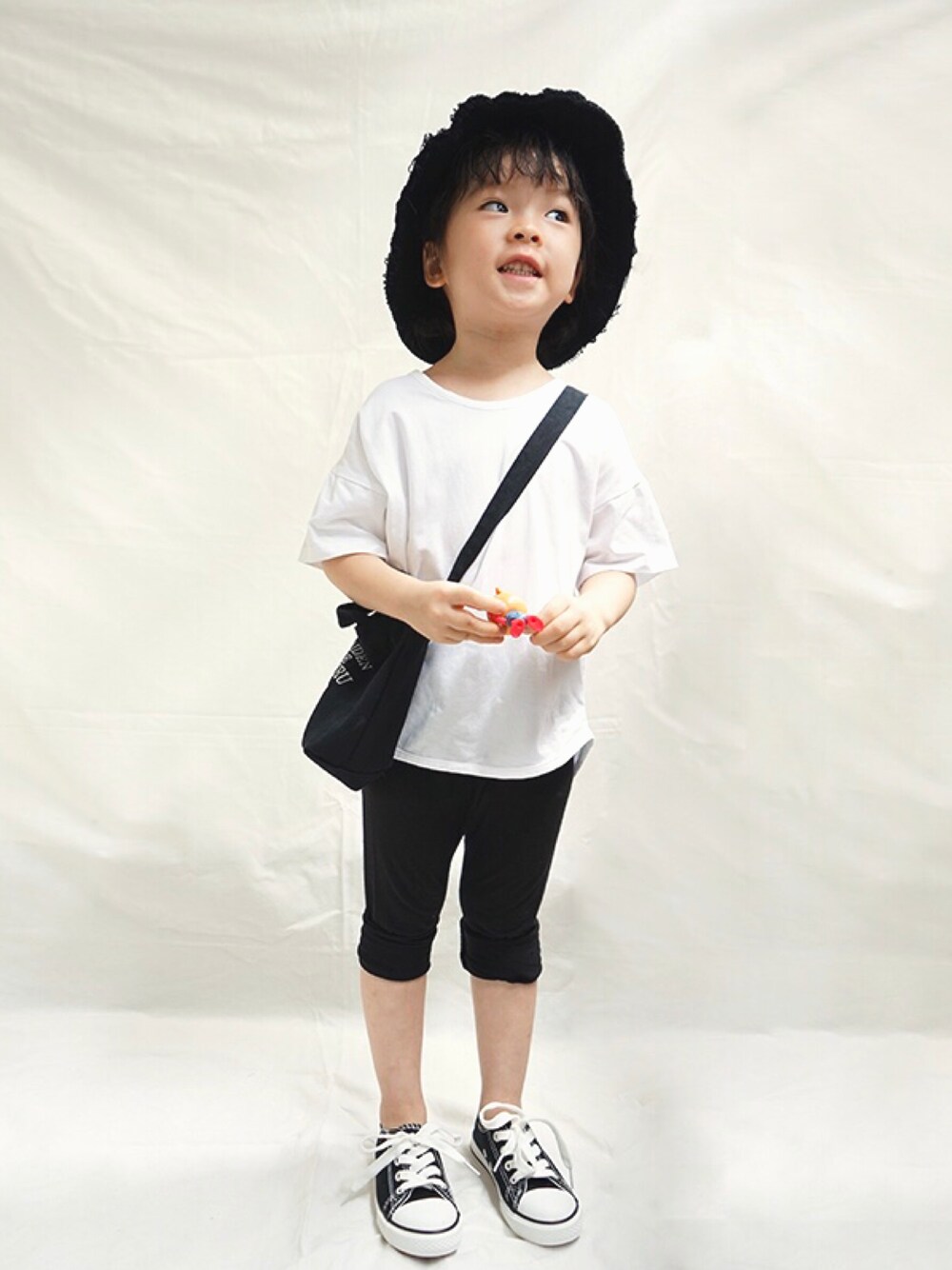 「夏、日系休闲、白T、日系极简、黑白搭配、kids、2019ss」｜「漪家童装のアイテム（Tシャツ/カットソー、ホワイト系）」を使った、yiyiさん（キッズ・100cm）の春コーディネートの1枚目の写真