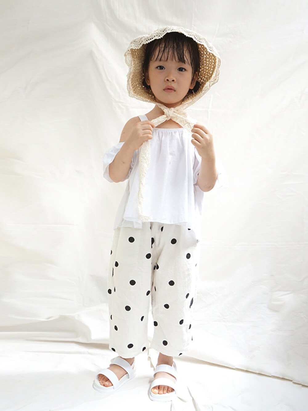 「夏、日系休闲、日系极简、黑白搭配、宽松、2019ss、kids」｜「ZARAのアイテム（Tシャツ/カットソー、ホワイト系）」を使った、yiyiさん（キッズ・100cm）の春コーディネートの1枚目の写真