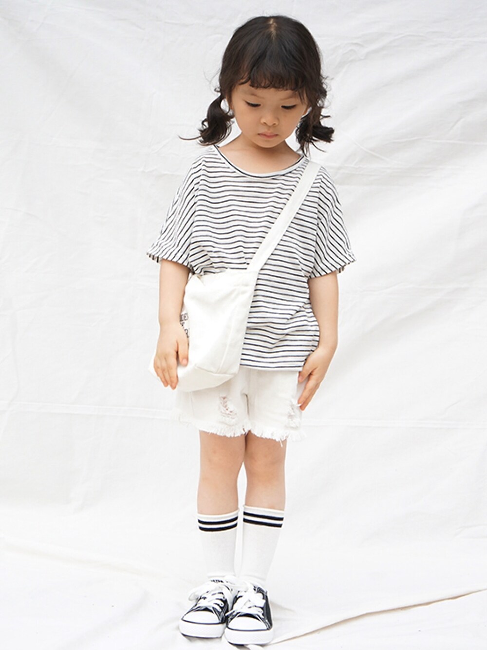「夏、日系休闲、日系极简、黑白搭配、条纹T、kids、2019ss」｜「漪家童装のアイテム（Tシャツ/カットソー、グレー系）」を使った、yiyiさん（キッズ・100cm）の春コーディネートの1枚目の写真