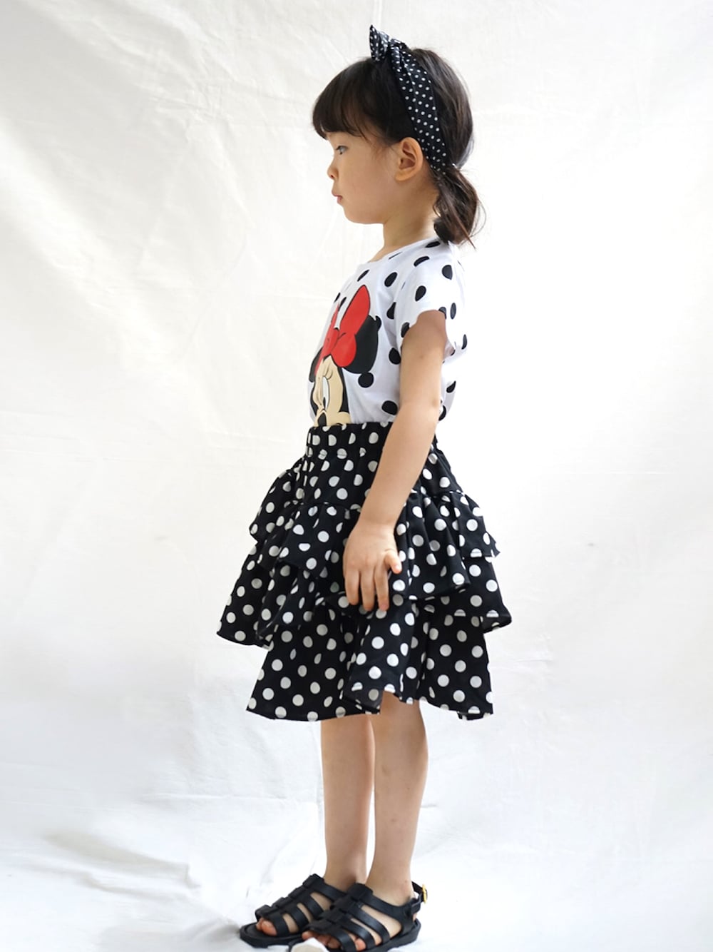 「夏、黑白搭配、2019ss、kids、米奇、搭配日记」｜「H&Mのアイテム（Tシャツ/カットソー、ホワイト系）」を使った、yiyiさん（キッズ・100cm）の春コーディネートの1枚目の写真