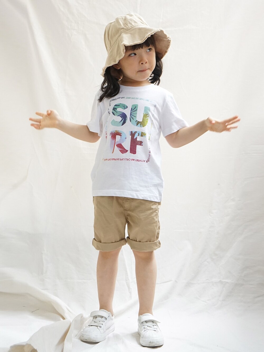 「夏、日系极简、渔夫帽、kids、2019ss」｜「H&Mのアイテム（Tシャツ/カットソー、ホワイト系）」を使った、yiyiさん（キッズ・100cm）の夏コーディネートの1枚目の写真