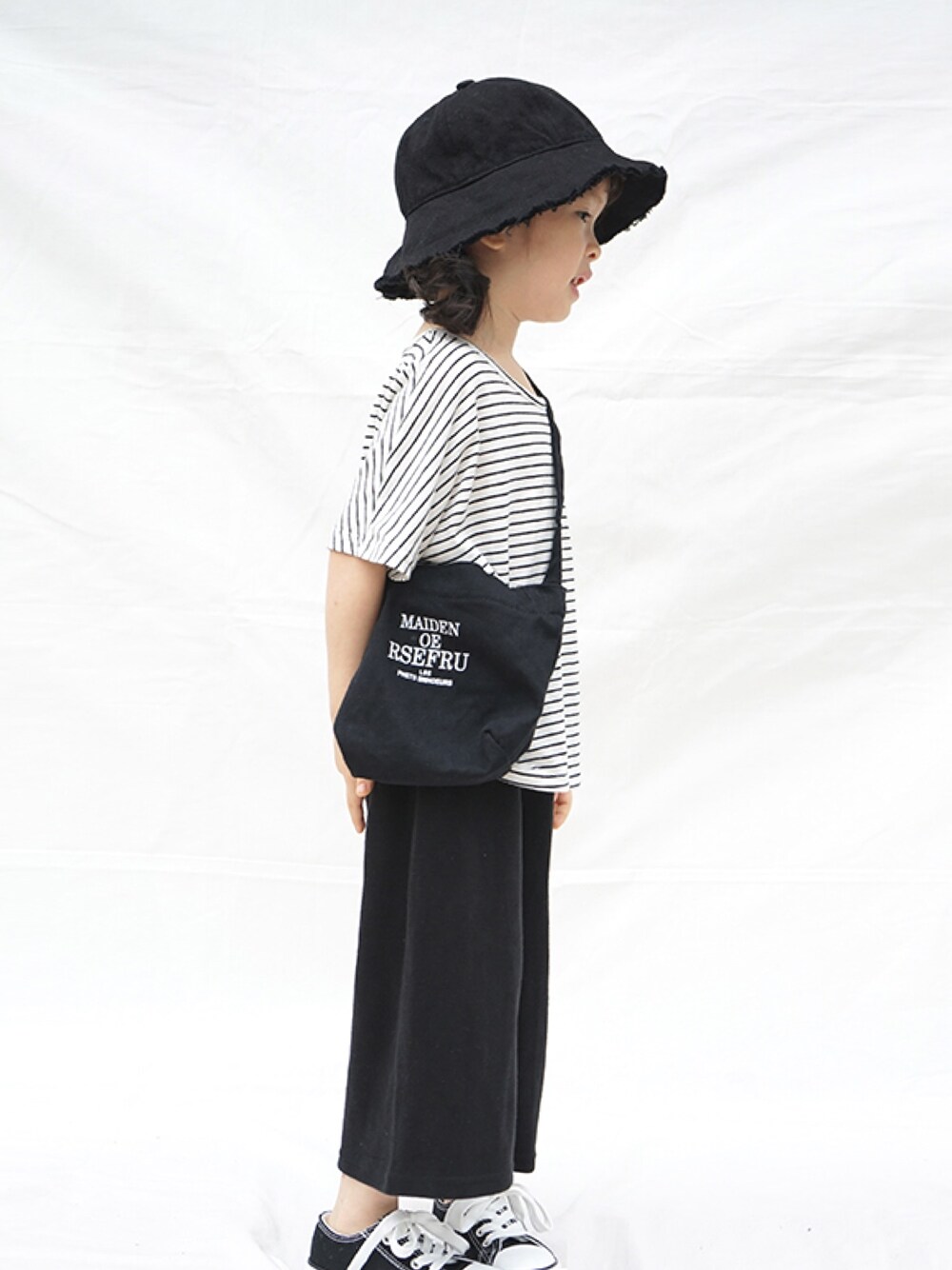 「夏、通勤穿搭、黑白搭配、渔夫帽、kids、2019ss」｜「漪家童装のアイテム（ショルダーバッグ、ホワイト系）」を使った、yiyiさん（キッズ・100cm）の夏コーディネートの1枚目の写真