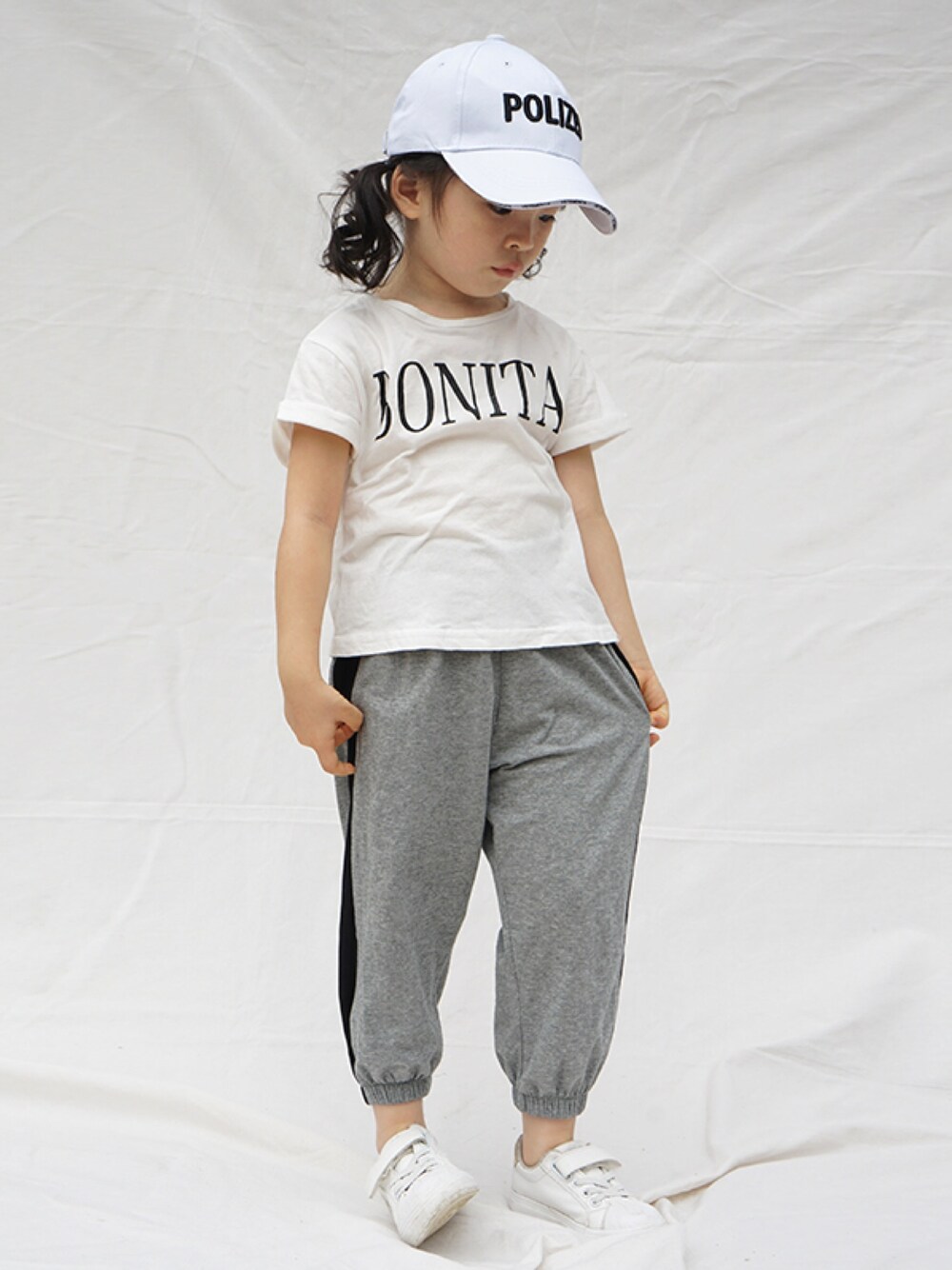 「夏、ootd、日系极简、基础款、白T、运动搭配、kids、2019ss」｜「漪家童装のアイテム（その他パンツ、グレー系）」を使った、yiyiさん（キッズ・100cm）の夏コーディネートの1枚目の写真