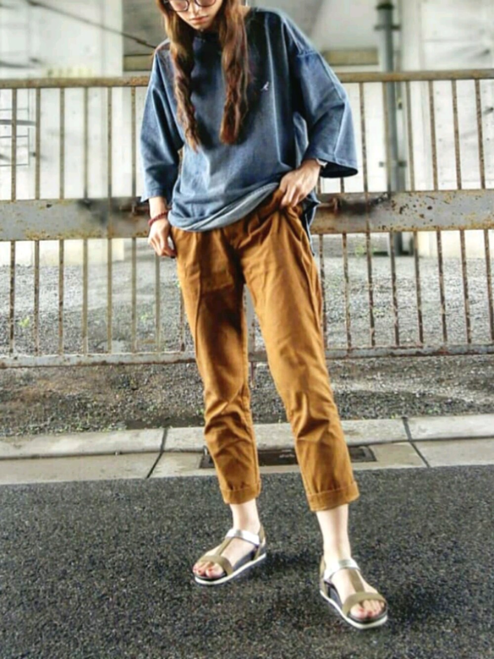 ブルー系のTシャツ/カットソー、グリーン系のサンダルを着用したメンズの夏コーディネートの1枚目の写真