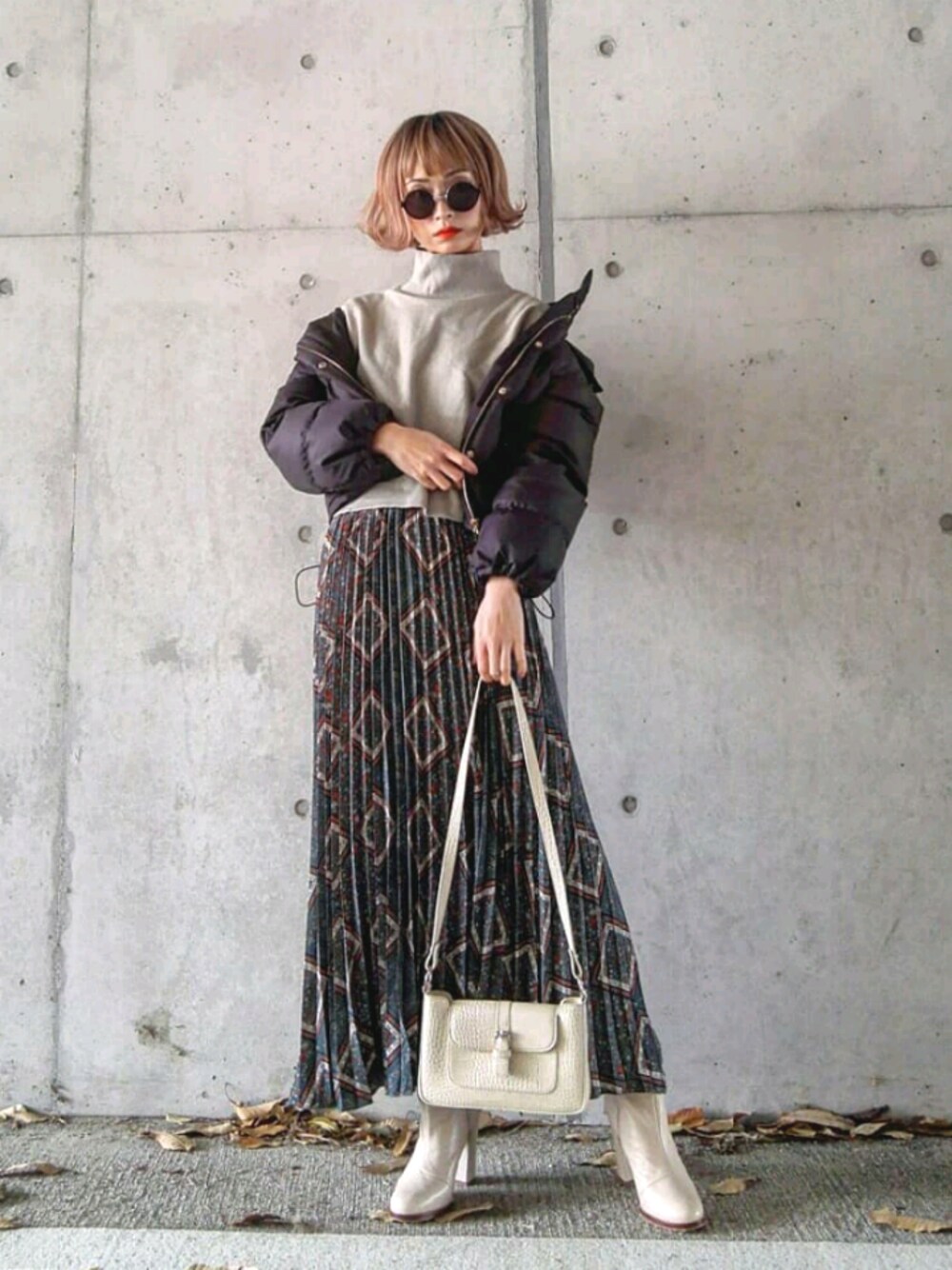 「lagemme、ラジエム、リネアストリア、フルウィッグ、ダウンジャケット、プリーツスカート、ハイネックスウェット、ショートブーツ、ショルダーバッグ、Auntmaries」｜「La-gemmeのプリーツロングスカート（スカート、その他）」を使った、IMOKOさん（レディース・170cm）の冬コーディネートの1枚目の写真