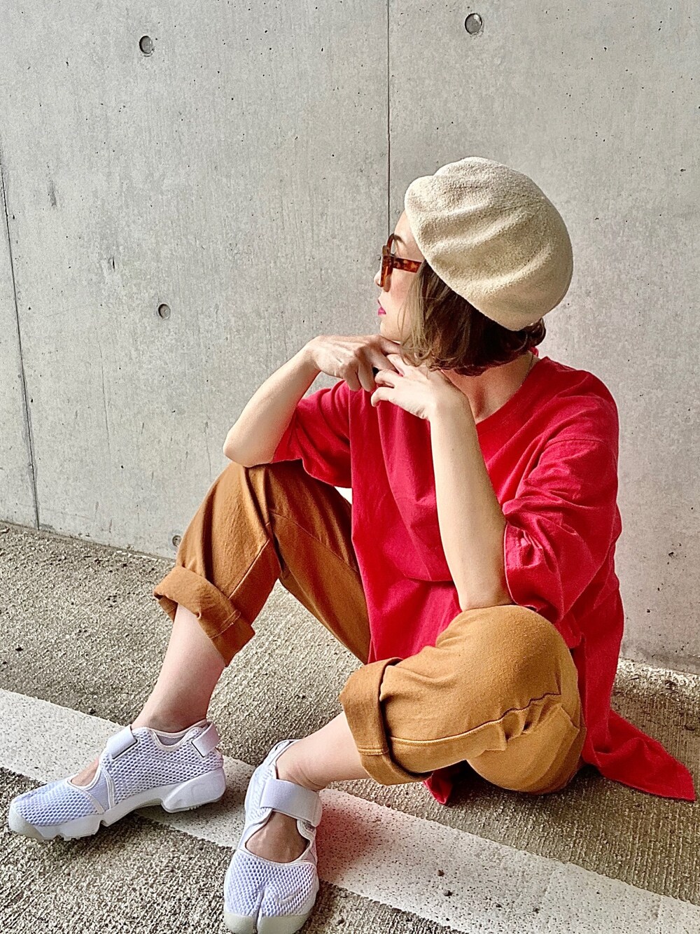 「春夏コーデ、カジュアルコーデ、メンズライク、オーバーサイズ、Tシャツ、エアリフト、サイドスリット、シンプルコーデ、シェフパンツ、ラフスタイル」｜「GLOSTERの【WEB限定カラーあり】【FREDYMAC “SUNDAY TOOLS WEAR”】シェフパンツ（その他パンツ、イエロー系）」を使った、IMOKOさん（レディース・170cm）の春コーディネートの1枚目の写真