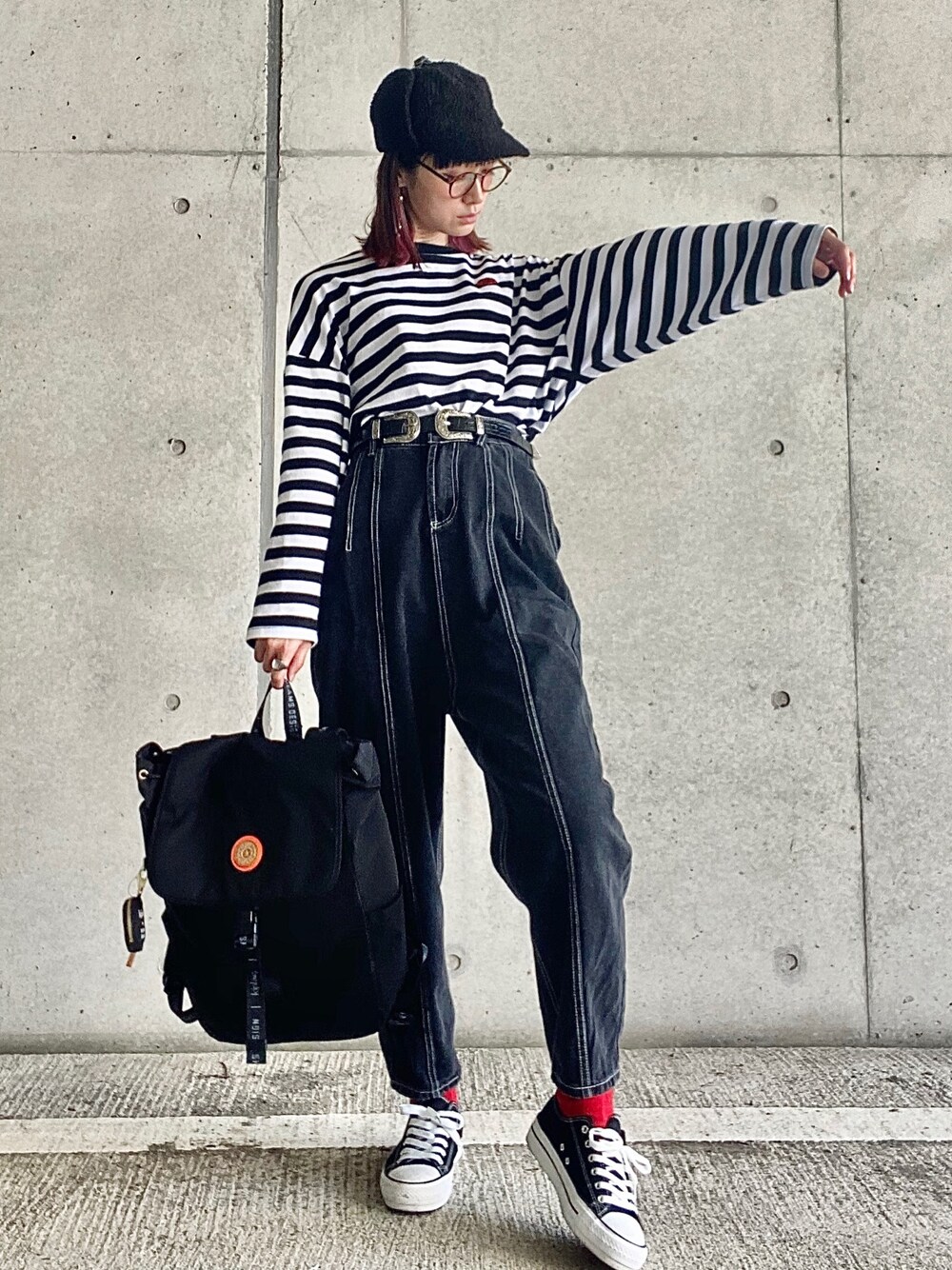 ブラック系のTシャツ/カットソー、ブラック系のバックパック/リュック、ブラック系のスニーカーを着用したレディースの夏コーディネートの1枚目の写真