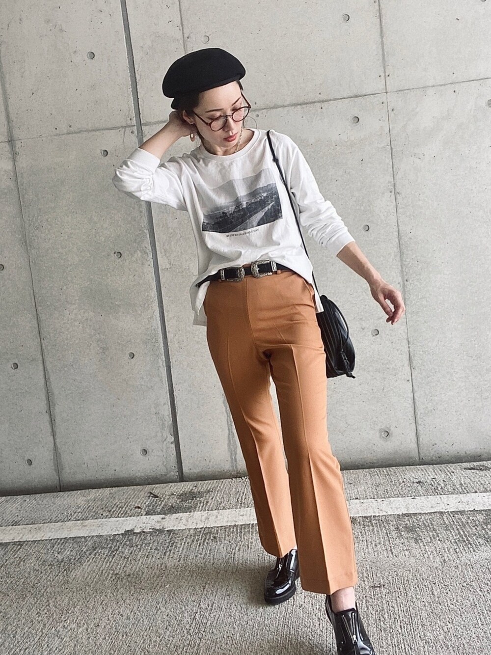 ホワイト系のTシャツ/カットソー、ブラック系のショルダーバッグ、ブラック系のその他シューズを着用したレディースの秋コーディネートの1枚目の写真