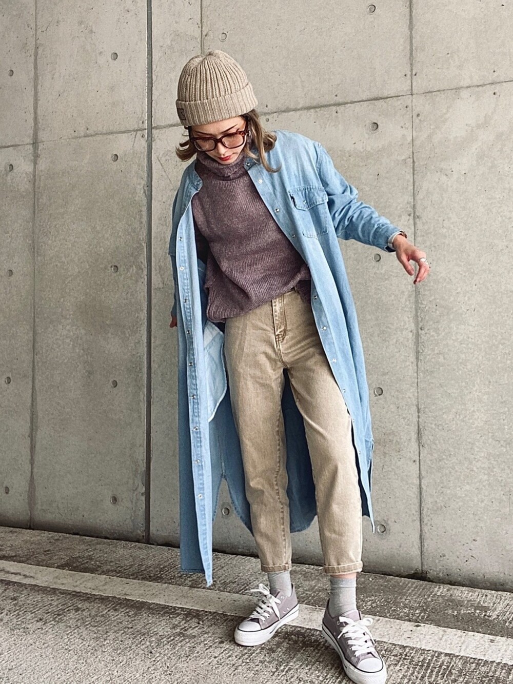 ブルー系のワンピース、パープル系のニット/セーター、ホワイト系のデニムパンツを着用したレディースの秋コーディネートの1枚目の写真