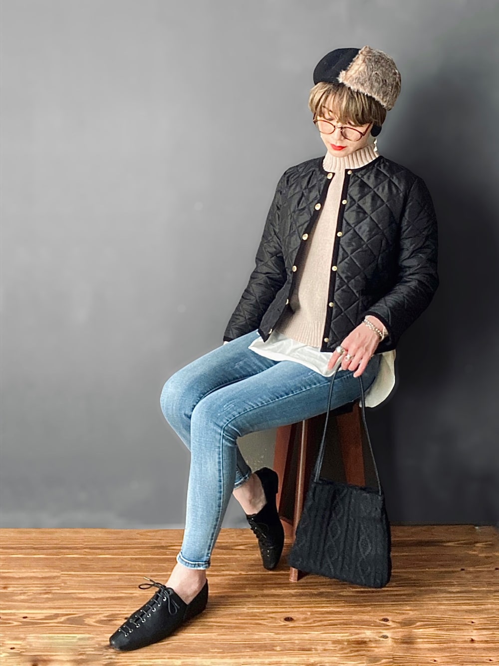 「オトナ女子、Traditional Weatherwear、モールニット、レイヤードスタイル、ニットバッグ、ケーブルニット、スキニーデニム、レーフアップシューズ、ベレー帽、メガネ女子」｜「Traditional WeatherwearのARKLEY（ノーカラージャケット、ブラック系）」を使った、IMOKOさん（レディース・170cm）の秋コーディネートの1枚目の写真