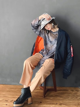 「サテンパンツ」｜「アイテム（MA-1）」を使った、IMOKOさん（レディース・170cm）の秋コーディネート