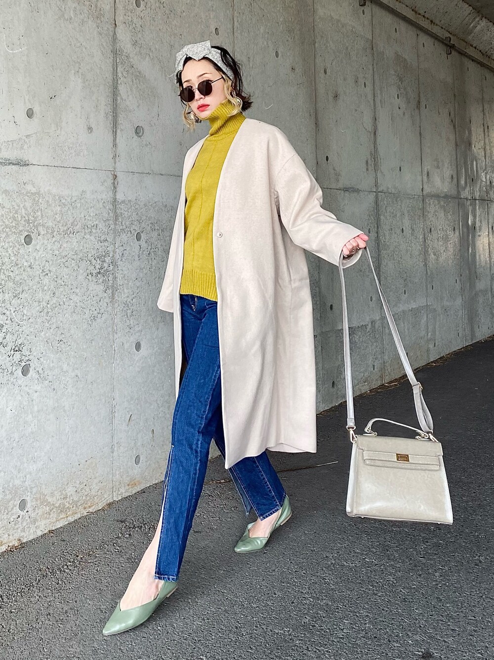 「大人カジュアル、ノーカラーコート、タートルネック、マスタード、スリットパンツ、デニム、ヘアバンド、フラットパンプス、ショルダーバッグ、ロングコート」｜「crie confortoのウール混ノーカラーコート（ノーカラーコート、ベージュ系）」を使った、IMOKOさん（レディース・170cm）の冬コーディネートの1枚目の写真