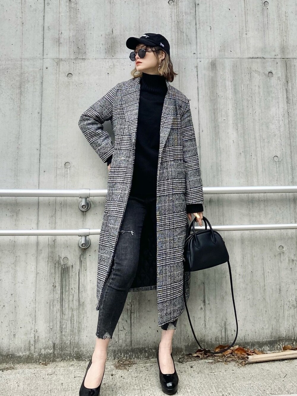 「チェスターコート、グレンチェック、タートルネック、キャップ、ショルダーバッグ、休日スタイル、冬コーデ、ロングコート、グレー、オールブラック」｜「SUGAR BISKETのグレンチェックチェスターコート（チェスターコート、グレー系）」を使った、IMOKOさん（レディース・170cm）の冬コーディネートの1枚目の写真