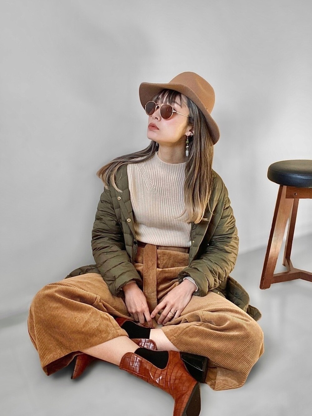「冬コーデ、ロングコート、コーデュロイパンツ、ショートブーツ、タートルネック、ダウンジャケット、ノーカラーコート、サングラス、大人カジュアル、チョコ色に染まれ」｜「ITEMS URBANRESEARCHのハイネックリブプルオーバー（ニット/セーター、ホワイト系）」を使った、IMOKOさん（レディース・170cm）の冬コーディネートの1枚目の写真
