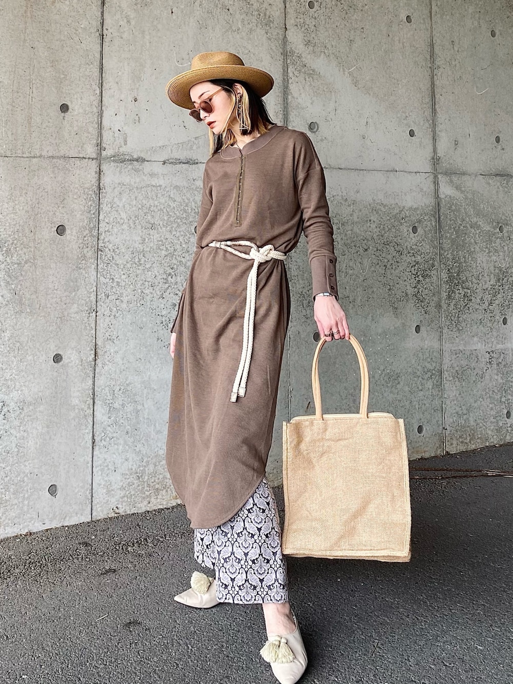 ブラウン系のワンピース、ベージュ系のトートバッグ、ブラック系のその他パンツを着用したレディースの春コーディネートの1枚目の写真