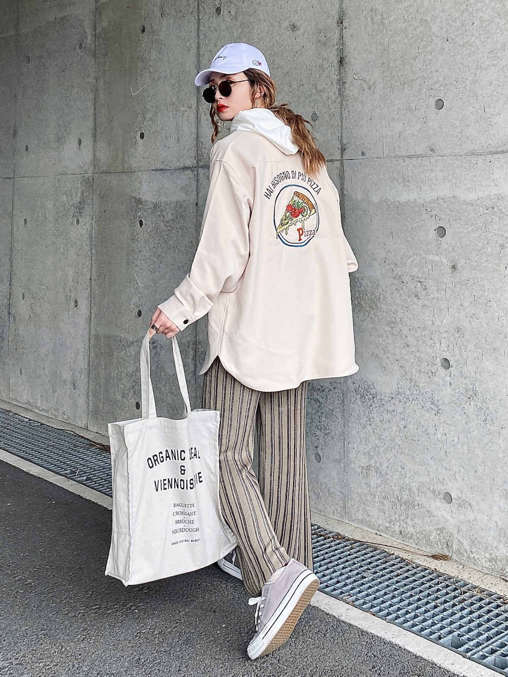 「メンズライク、オーバーサイズ、ビッグシルエット、ニットパンツ、ストライプパンツ、パーカー、トートバッグ、休日スタイル、スニーカーコーデ、春アウター」｜「BASECONTROLのビッグシルエット Pizza刺繍 シャツ（シャツ/ブラウス、ホワイト系）」を使った、IMOKOさん（レディース・170cm）の春コーディネートの1枚目の写真