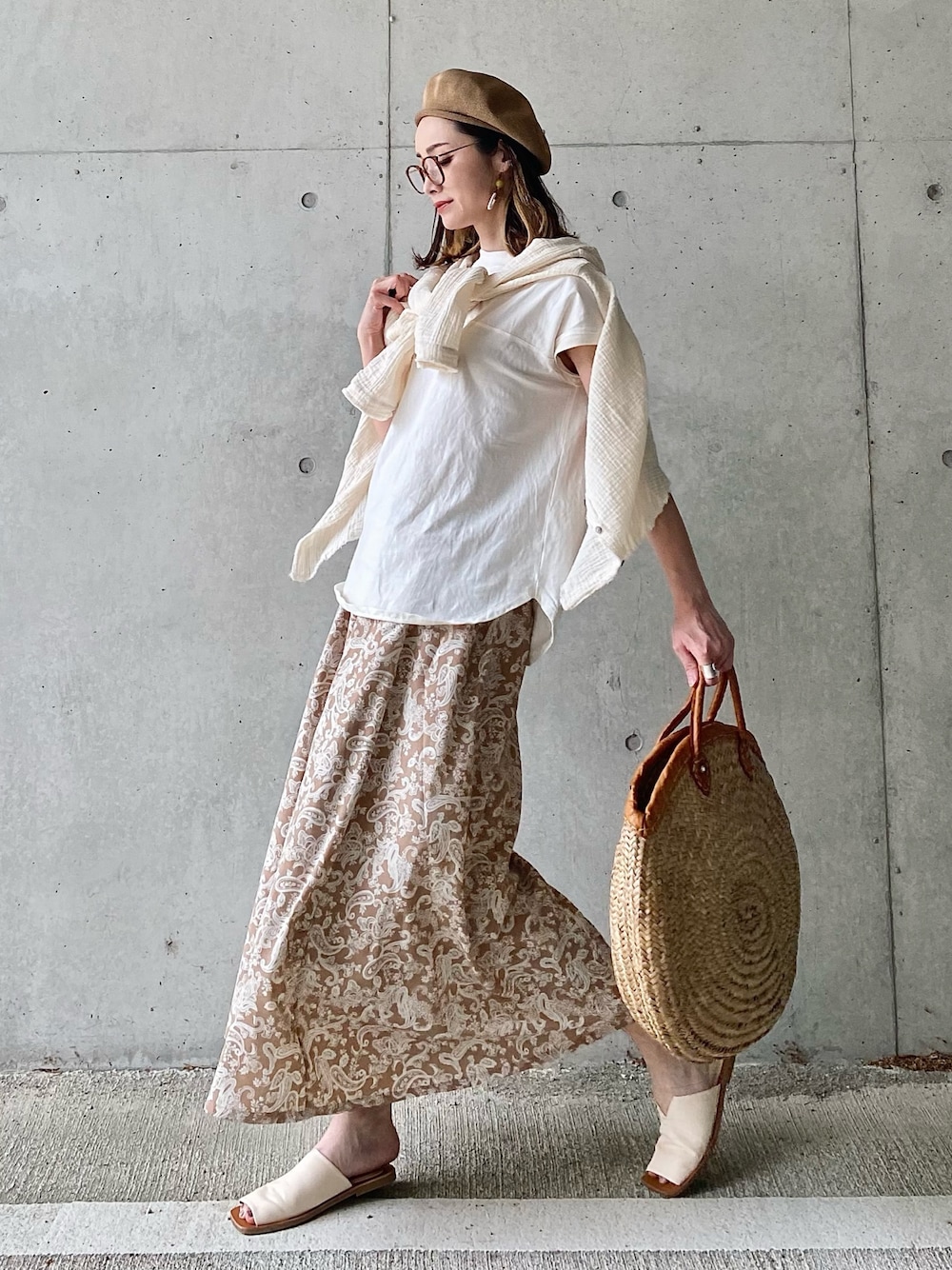 ブラウン系のスカート、ホワイト系のシャツ/ブラウス、ホワイト系のTシャツ/カットソーを着用したレディースの春コーディネートの1枚目の写真