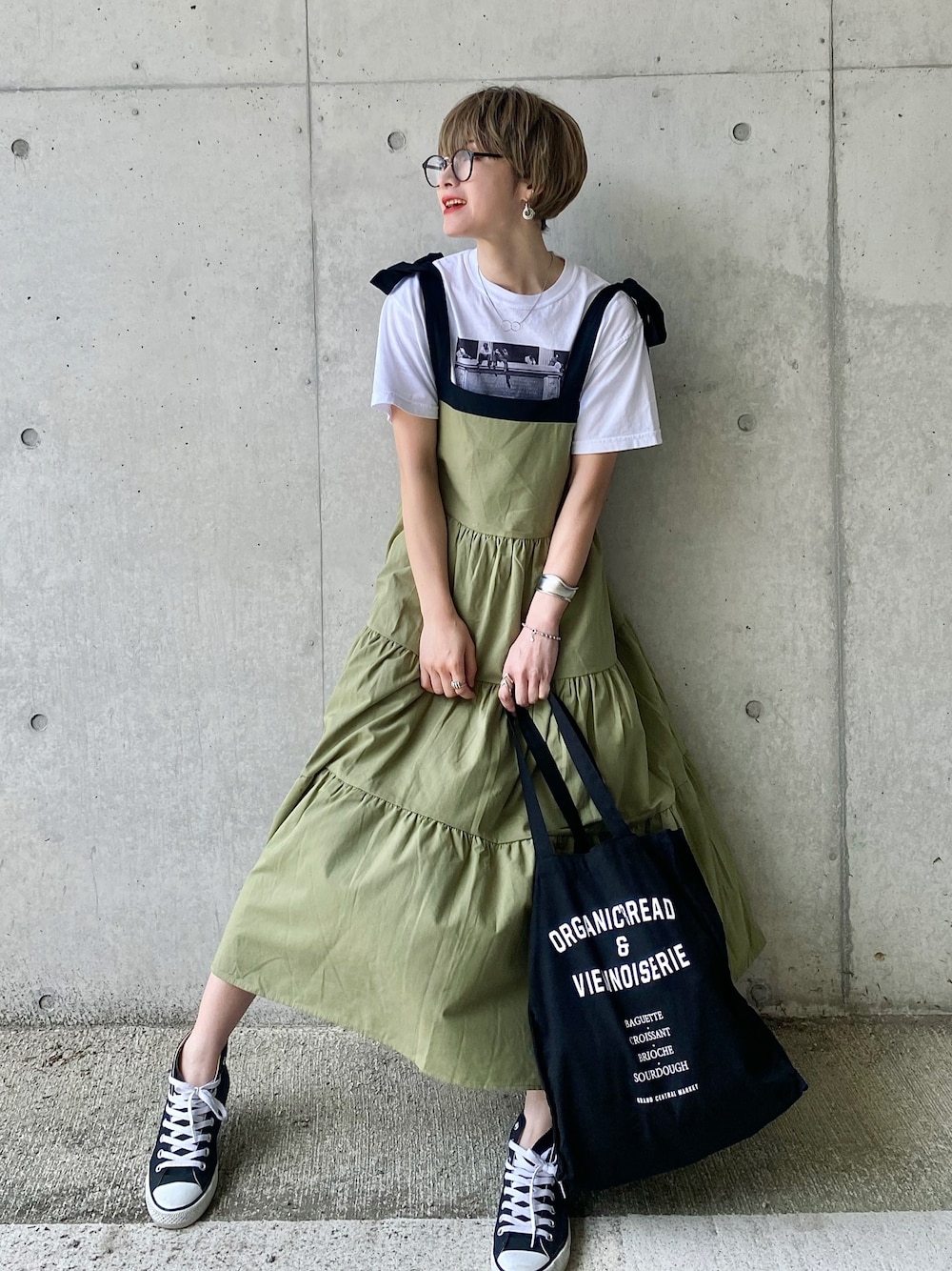 「これが私をアゲる服、ティアードスカート、トートバッグ、韓国ファッション、ジャンパースカート、メガネ女子、コンバース、ハイカットスニーカー、プリントT、白Tシャツ」｜「Jewelobeの配色肩リボンワンピース（ジャンパースカート、グリーン系）」を使った、IMOKOさん（レディース・170cm）の春コーディネートの1枚目の写真