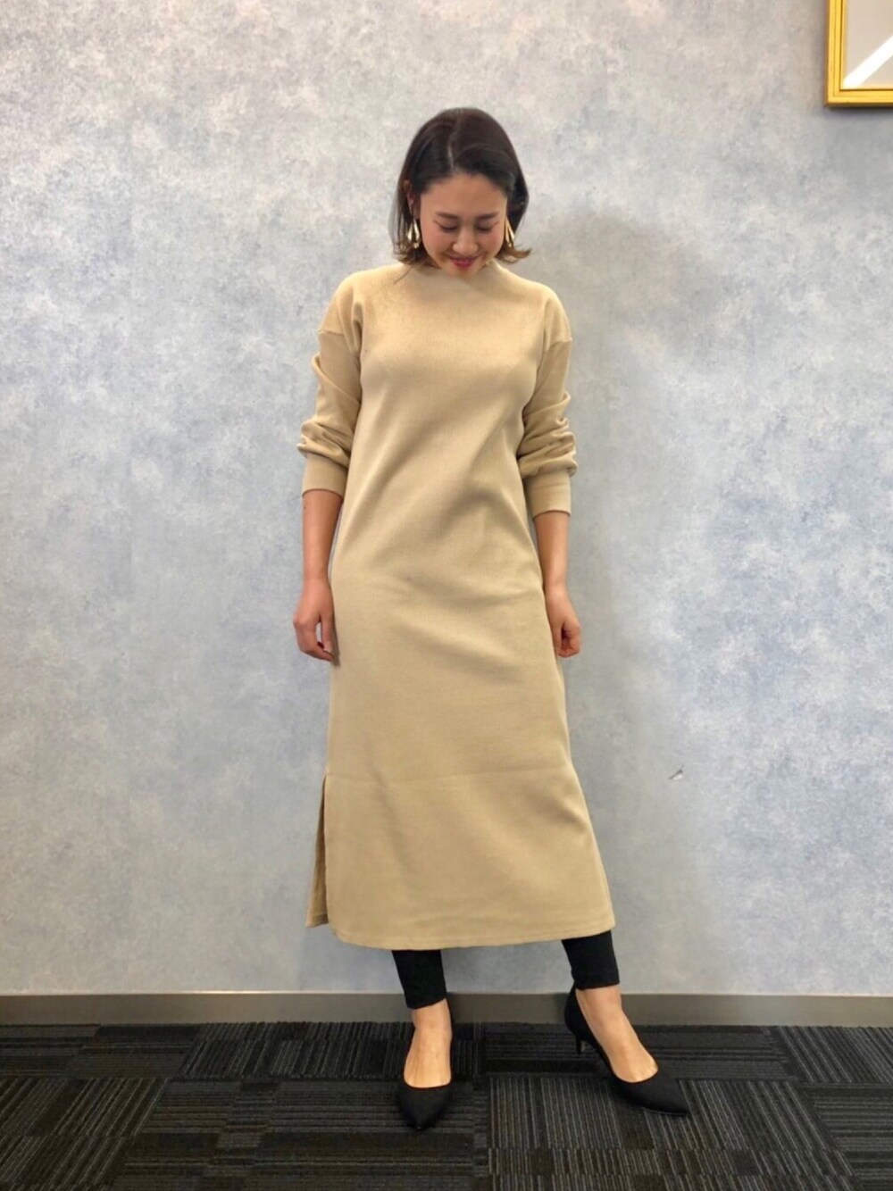 ベージュ系のワンピース、ブラック系のその他パンツ、その他のその他を着用したレディースの冬コーディネートの1枚目の写真
