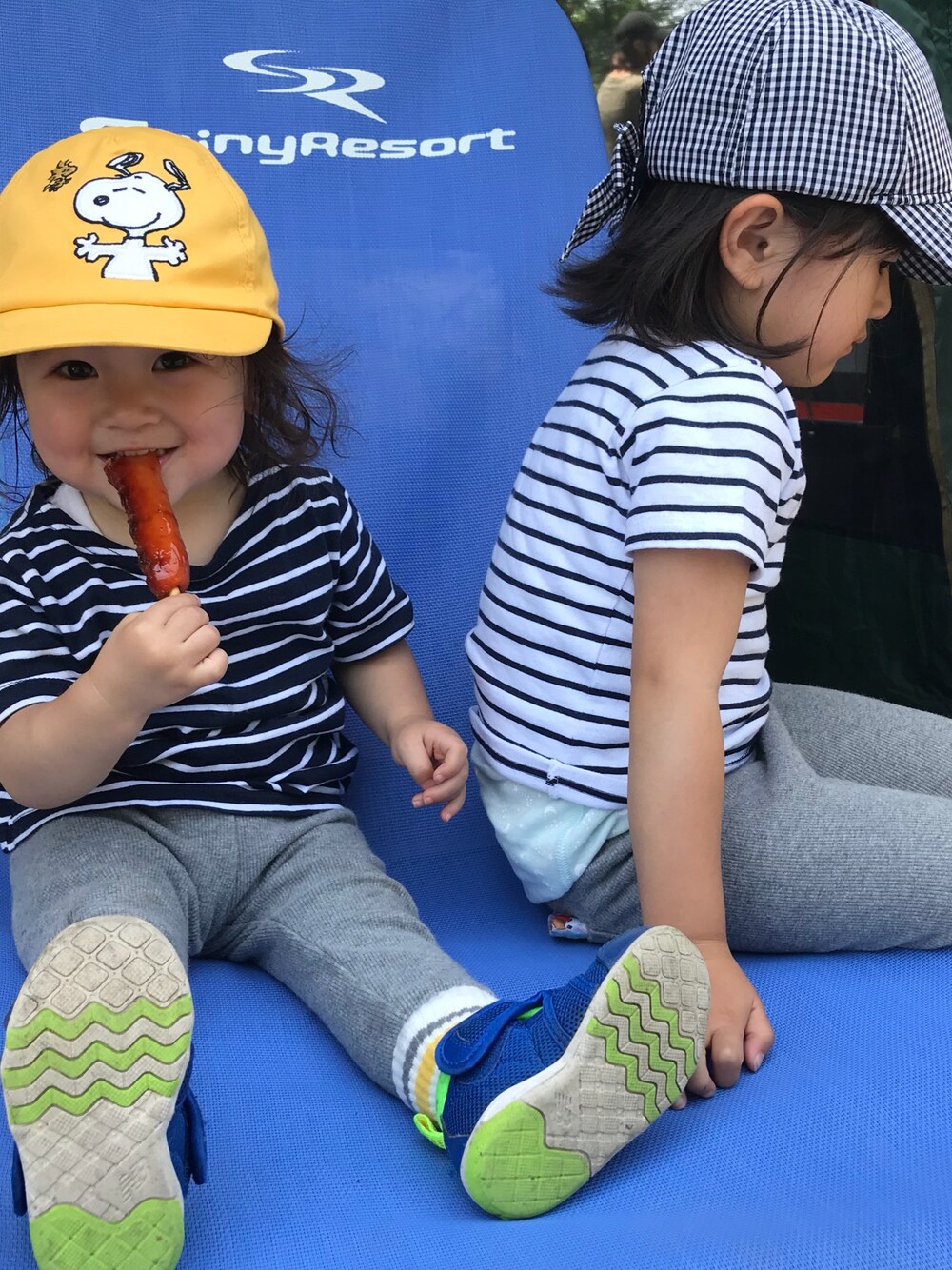 「BBQ、1歳、1歳6ヶ月、4歳、4歳女の子、姉妹コーデ」｜「ZARA KIDSのアイテム（キャップ、イエロー系）」を使った、S♡Cさん（キッズ・100cm）の夏コーディネートの1枚目の写真