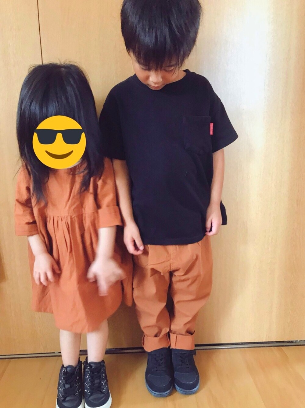 「テラコッタ、ビックシルエットシャツ、キッズファッション、男の子、カジュアル、サルエルパンツ、むすこーで、リンクコーデ、ビッグT」｜「BREEZEのアイテム（Tシャツ/カットソー、ブラック系）」を使った、ireさん（キッズ・110cm）の秋コーディネートの1枚目の写真