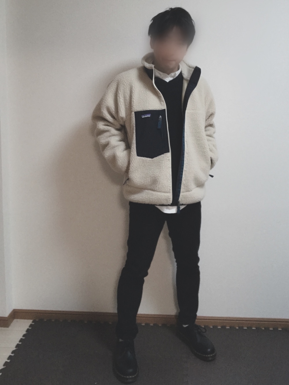ホワイト系のブルゾン、ホワイト系のシャツ/ブラウス、ブラック系のニット/セーターを着用したメンズの冬コーディネートの1枚目の写真