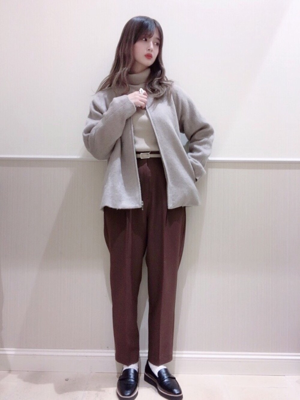 「ハイネック、ブラウンコーデ、ニットコーデ、プチプラコーデ、シンプル、テーパードパンツ、ノーカラーコート、シャギー、レプシィム(LEPSIM)」｜「LEPSIMのシャギー2WAYショートコート　839004（その他アウター、ブラウン系）」を使った、miさん（レディース・160cm）の秋コーディネートの1枚目の写真