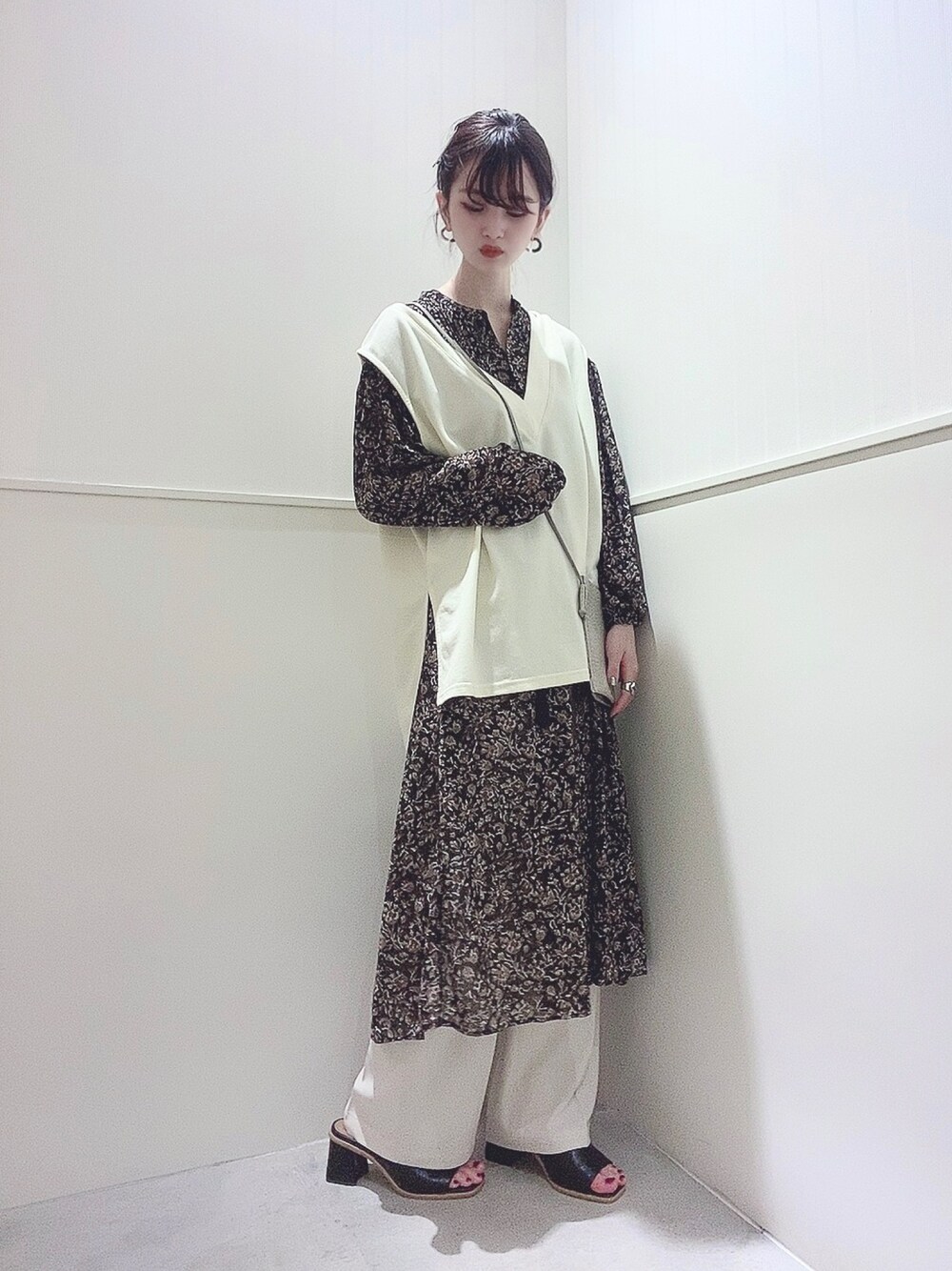 「ゆるコーデ、レイヤードスタイル、ビッグシルエット、ベスト、シアーワンピース、花柄ワンピース、ホワイトコーデ、レプシィム(LEPSIM)、スタッフセンバツ」｜「LEPSIMのリラックスルーズVベスト　892021（ベスト、ホワイト系）」を使った、miさん（レディース・160cm）の秋コーディネートの1枚目の写真