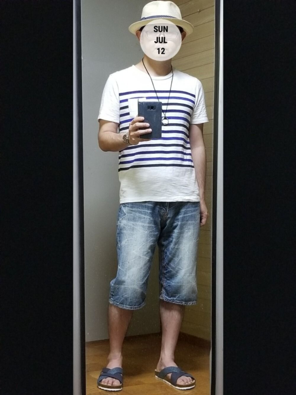 「夏だ！Tシャツ着よう！、お洒落さんとつながりたい、大人カジュアル、部屋撮り、ストローハット、ボーダーTシャツ、ネックレス、ハーフパンツ、サンダル」｜「INHERITのアイテム（Tシャツ/カットソー、ホワイト系）」を使った、Ryu1roさん（メンズ・170cm）の夏コーディネートの1枚目の写真
