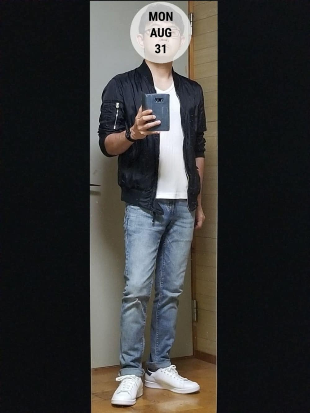 ブラック系のミリタリージャケット、ホワイト系のTシャツ/カットソー、ブルー系のデニムパンツを着用したメンズの夏コーディネートの1枚目の写真