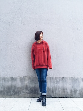 「VETEMENTS（ヴェトモン）のアイテム（パーカー、レッド系）」を使った、鹅妹子婴さん（レディース・158cm）の春コーディネート