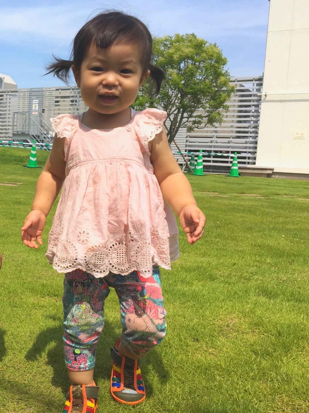 「こどもコーデ、カラフルパンツ、おんなのこコーデ、女の子、ツインテール、1歳、90cm、動物たくさんパンツ、ギャップキッズ」｜「GAPのアイレット フラッタースリーブトップス（Tシャツ/カットソー、ピンク系）」を使った、natsuwearさん（キッズ・90cm）の夏コーディネートの1枚目の写真