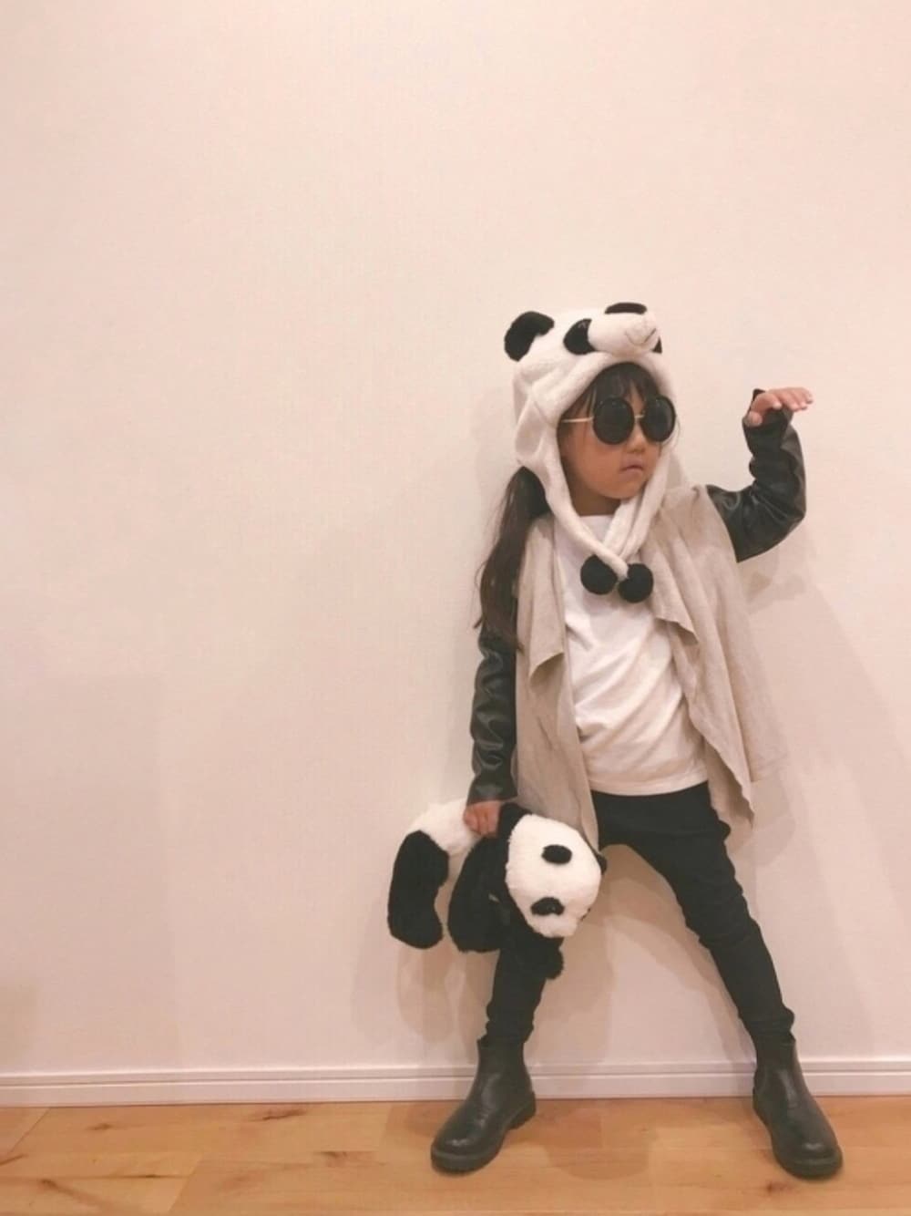 ベージュ系のカーディガン/ボレロ、ホワイト系のTシャツ/カットソー、ブラック系のパンツを着用したキッズの秋コーディネートの1枚目の写真