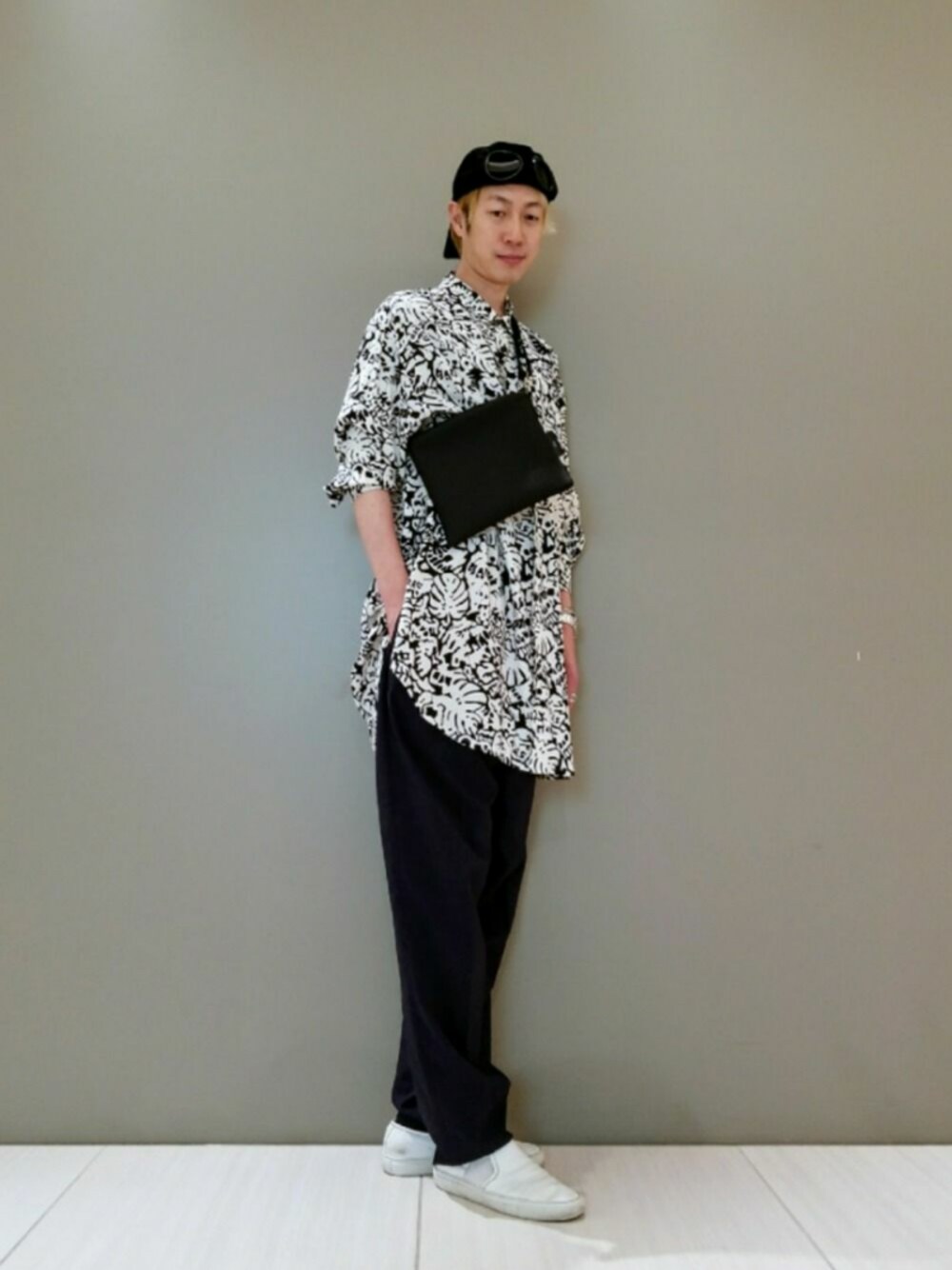 「肌ウーノ、ゆるコーデ、シンプル、カジュアル、アロハシャツ、モノトーン、ootd、オトナカジュアル、カジュアルコーデ、キャップ」｜「ITTIの『Safari 3月号掲載商品』【RAWLIFE限定】ITTI/イッチ/★ITTI×RAWLIFE sacoche PERLINGER★（ボディバッグ/ウエストポーチ、ブラック系）」を使った、MKさん（メンズ・175cm）の春コーディネートの1枚目の写真