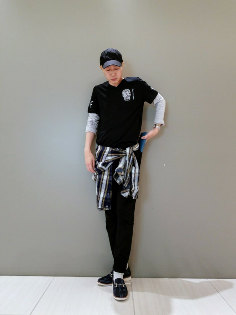 「カジュアルコーデ、シンプル、休日スタイル、オトナカジュアル、春コーデ、Tシャツ、黒、カジュアル、ootd、夏」｜「FranCisT_MOR.K.S.のFranCisT_MOR.K.S./フランシスト モークス/Vintage Check 2Mix Shirts☆（シャツ/ブラウス、ゴールド系）」を使った、MKさん（メンズ・175cm）の春コーディネートの1枚目の写真