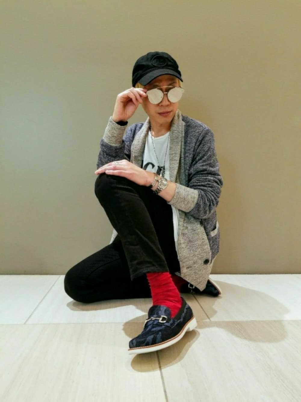 グレー系のカーディガン/ボレロ、ブラック系のデニムパンツ、ホワイト系のTシャツ/カットソーを着用したメンズの春コーディネートの1枚目の写真