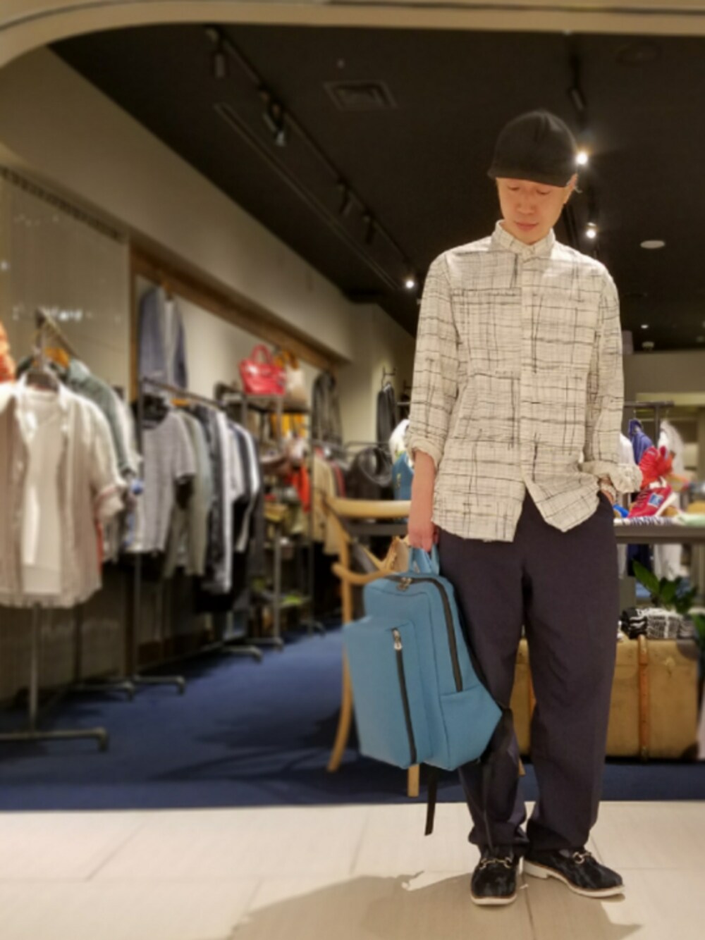 ブルー系のバックパック/リュック、ホワイト系のシャツ/ブラウス、グレー系のその他パンツを着用したメンズの夏コーディネートの1枚目の写真