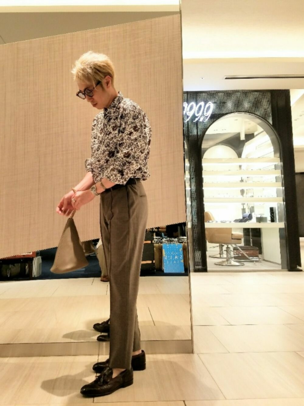 ブラウン系のシャツ/ブラウス、グレー系のハンドバッグを着用したメンズの夏コーディネートの1枚目の写真