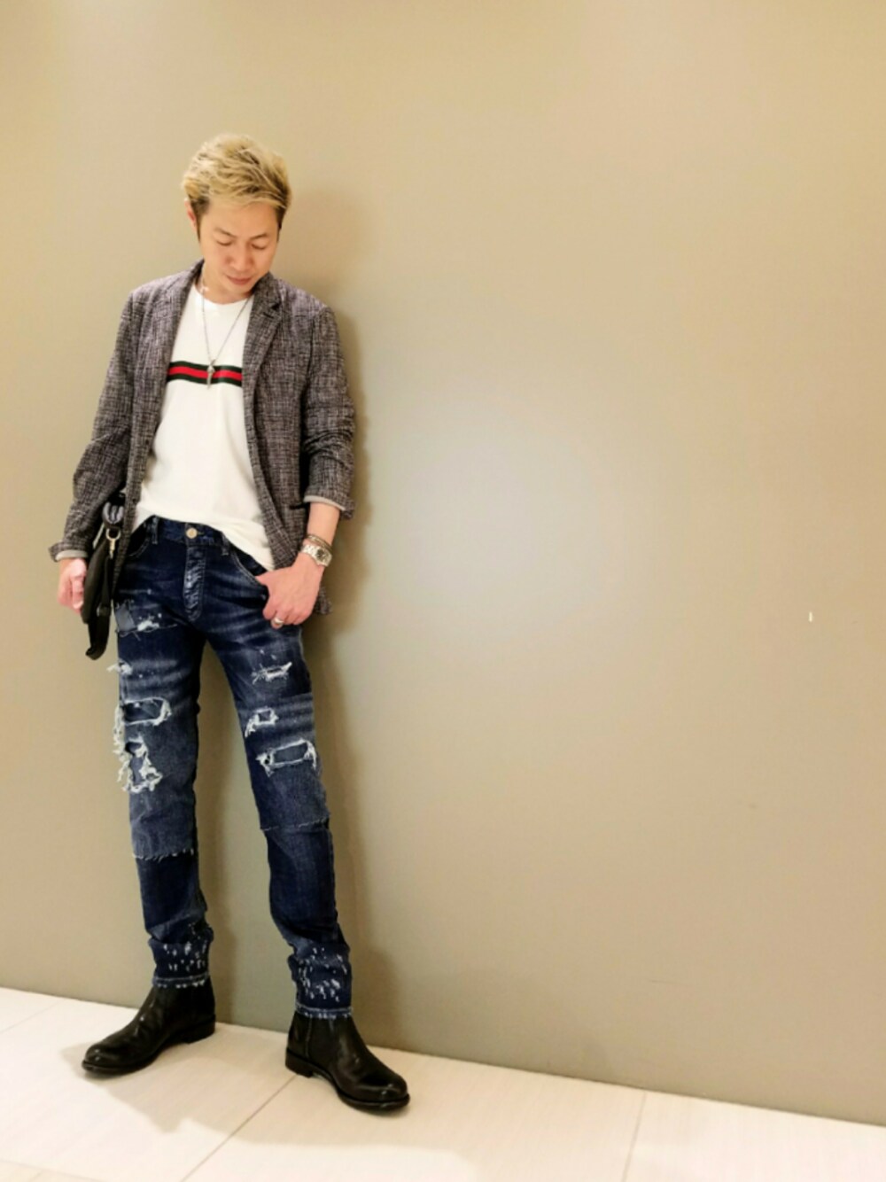 その他のテーラードジャケット、ブルー系のデニムパンツ、ブラック系のブーツを着用したメンズの夏コーディネートの1枚目の写真