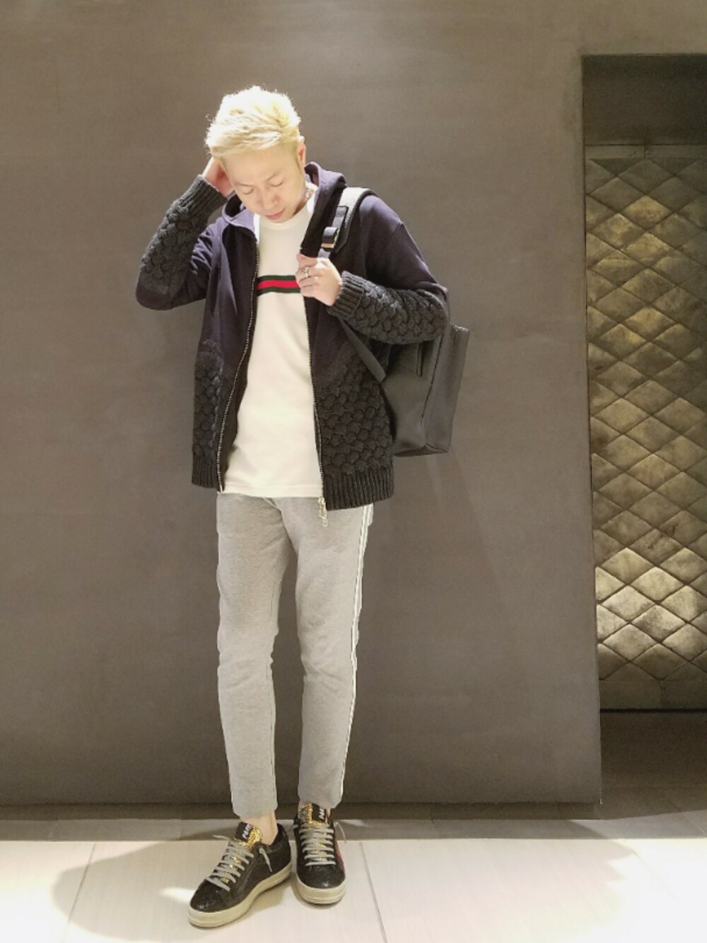 ブラック系のバッグ、ホワイト系のTシャツ/カットソー、ブルー系のパーカーを着用したメンズの夏コーディネートの1枚目の写真