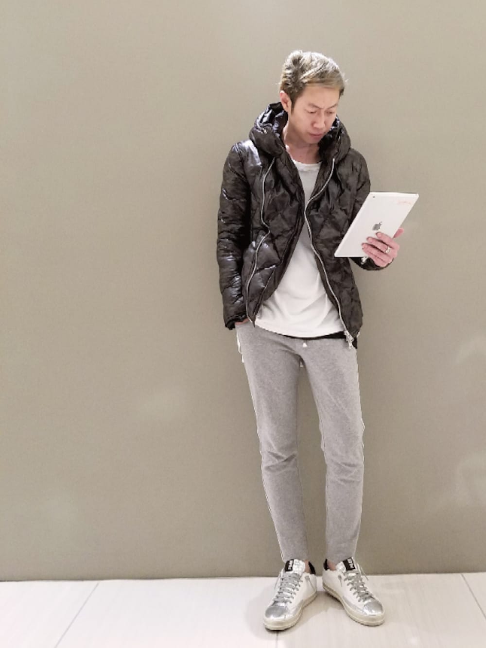 「シンプル、秋コーデ、オトナカジュアル、カジュアル、スポーツミックス、ダウンジャケット、レザージャケット、スニーカー、ootd、大人カジュアル」｜「ISAMU KATAYAMA BACKLASHの【RAWLIFE限定】ISAMUKATAYAMA BACKLASH/イサムカタヤマ バックラッシュ/RAWLIFE別注 deer leather camouflage down jacket（ダウンジャケット/コート、その他）」を使った、MKさん（メンズ・175cm）の秋コーディネートの1枚目の写真
