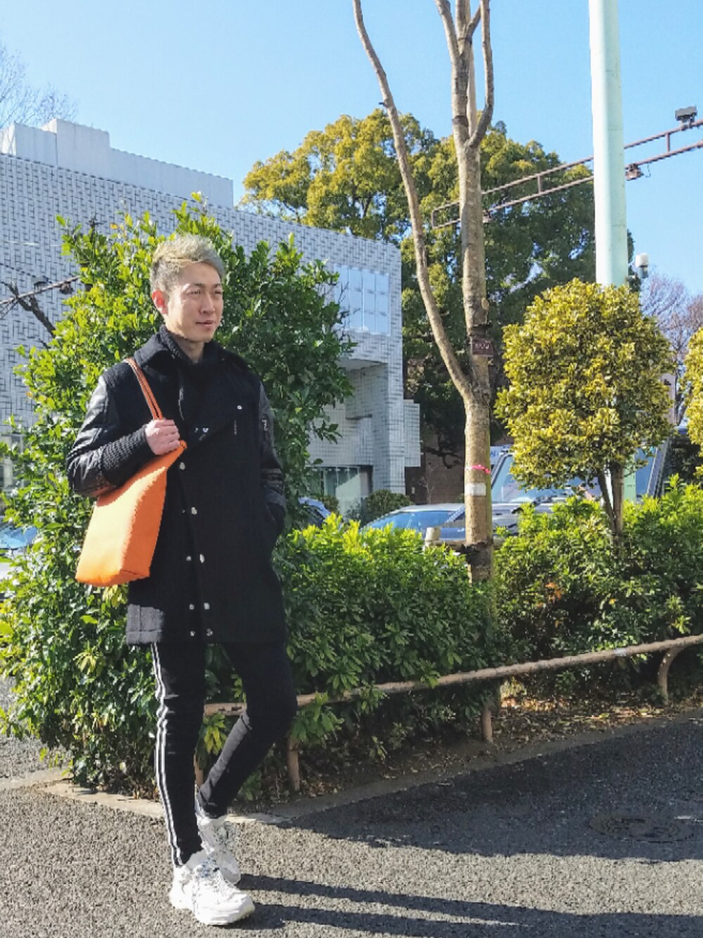 「初売りセールで買いました2019、オトナカジュアル、オレンジ、ブラック、スポーツミックス、ミリタリー、モード、ダッドスニーカー、代官山、スニーカー」｜「RAWLIFEのBRANDBLACK/ブランドブラック/SAGA（スニーカー、ホワイト系）」を使った、MKさん（メンズ・175cm）の冬コーディネートの1枚目の写真