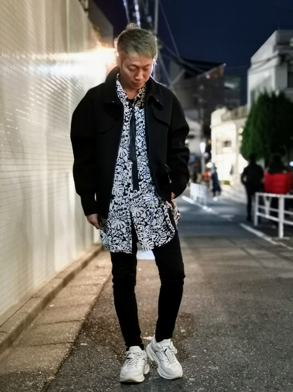 ブラック系のブルゾン、ホワイト系のスニーカー、ブラック系のその他パンツを着用したメンズの冬コーディネートの1枚目の写真