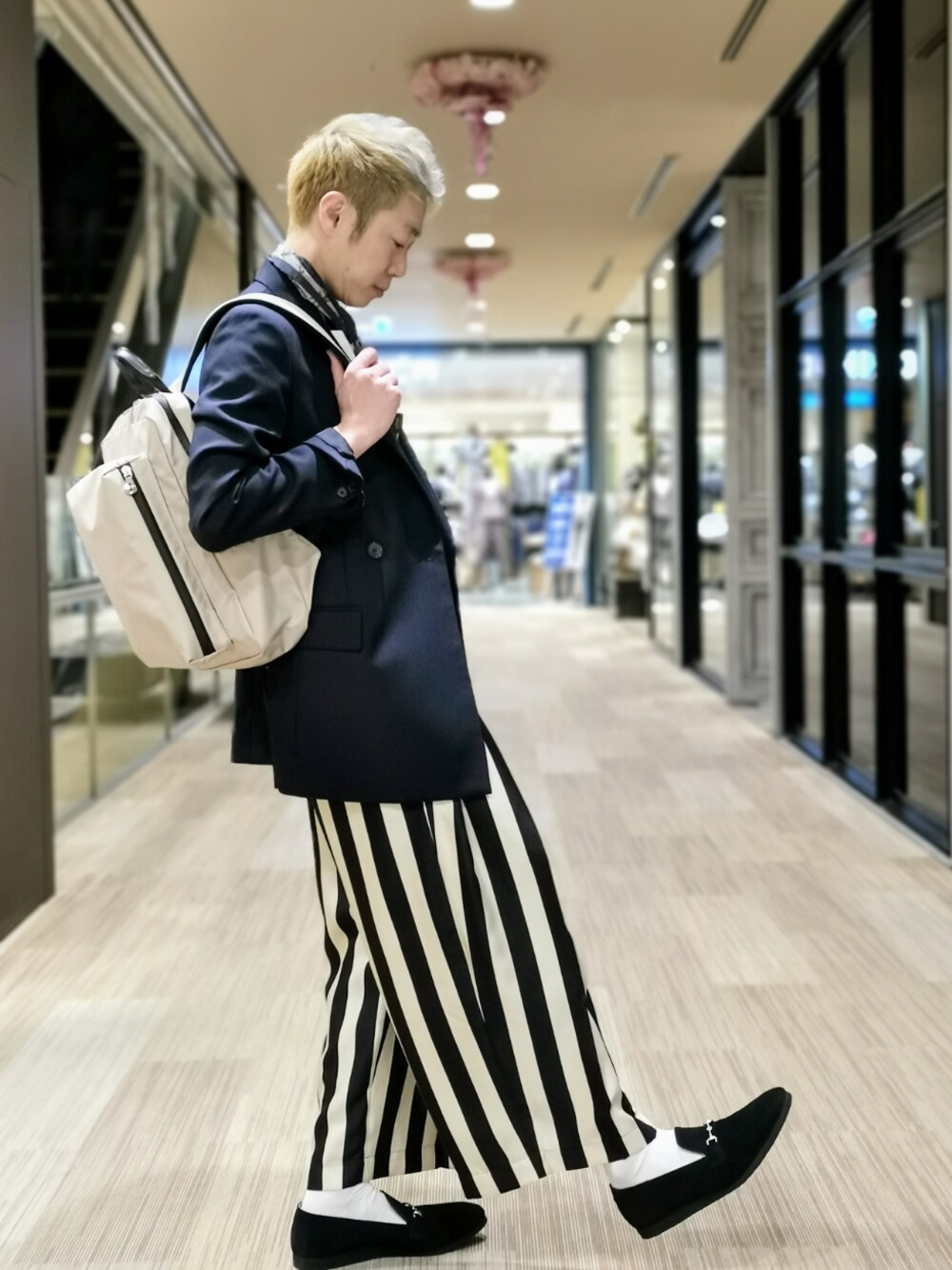 「バックパック、ストライプ、スリッポン、ワイドパンツ、ゆるコーデ、ジャケット、シロソックス、ootd、ビックシルエット、春」｜「AlteaのALTEA/ｻﾌｧﾘ（バンダナ/スカーフ、ブルー系）」を使った、MKさん（メンズ・175cm）の春コーディネートの1枚目の写真