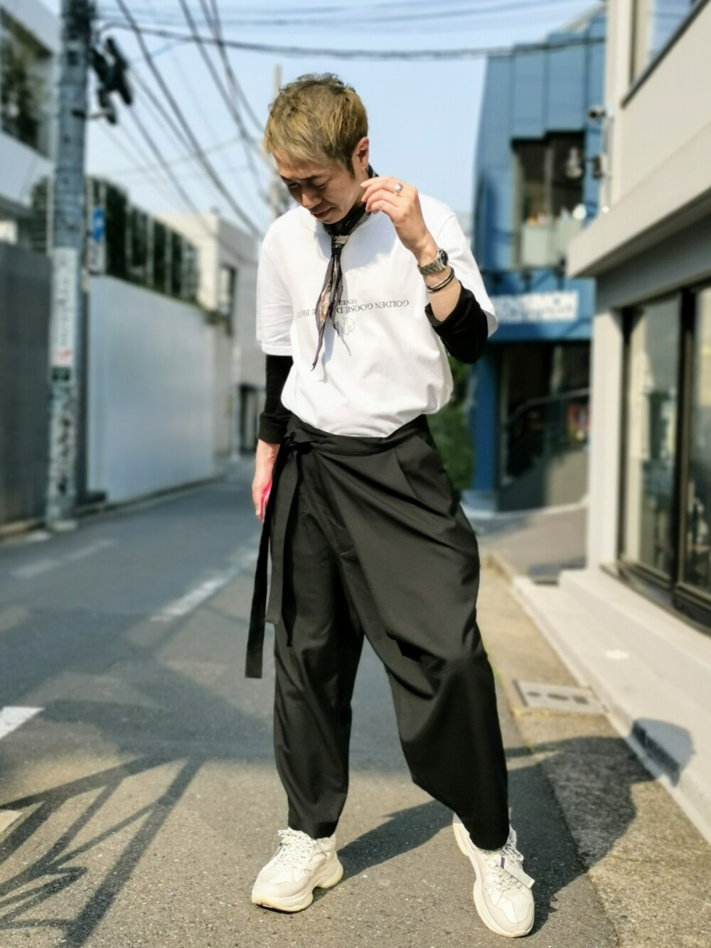 「平成最後のWEARISTAセンバツ、ホワイト、ワイドパンツ、レイヤードスタイル、ダッドスニーカー、スカーフ、Tシャツ、カジュアル、春コーデ、シンプルコーデ」｜「AlteaのALTEA/ｻﾌｧﾘ（バンダナ/スカーフ、ブルー系）」を使った、MKさん（メンズ・175cm）の春コーディネートの1枚目の写真
