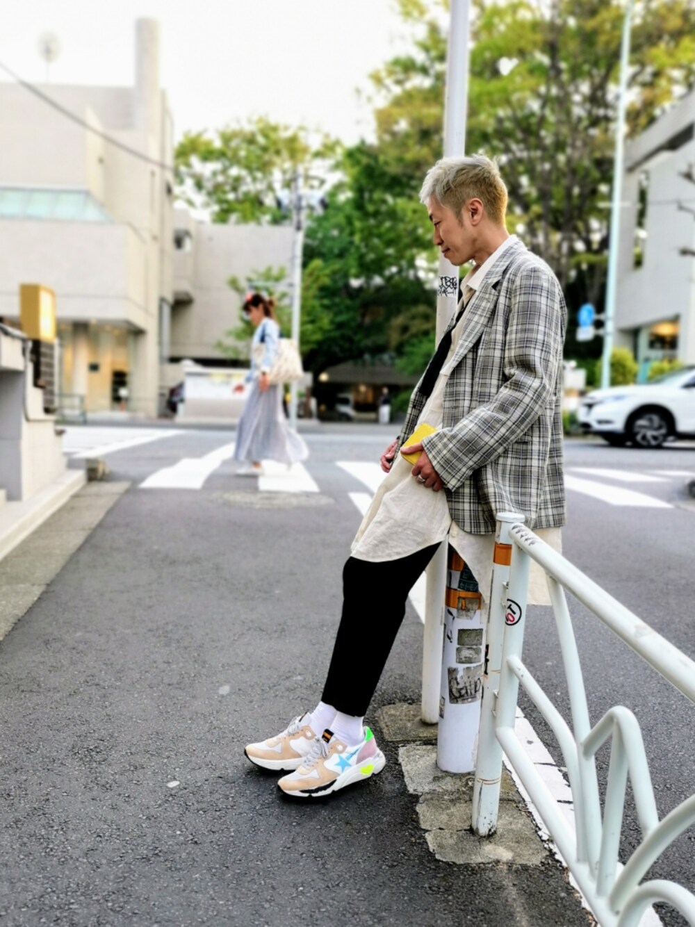 「春、大人カジュアル、スニーカー、チェック、ジャケット、オーバーサイズ、カジュアル、モード、スラックス、レイヤードスタイル」｜「ennerreのennerre/エネーレ/Stretch Ponte Drawcord Pants（その他パンツ、ブラック系）」を使った、MKさん（メンズ・175cm）の春コーディネートの1枚目の写真