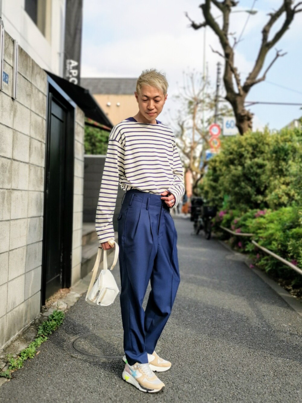 ホワイト系のボディバッグ/ウエストポーチを着用したメンズの春コーディネートの1枚目の写真